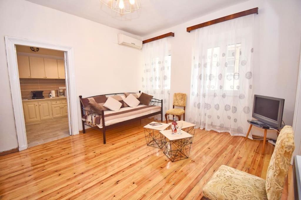 Traditional House With Ivy Garden Appartement