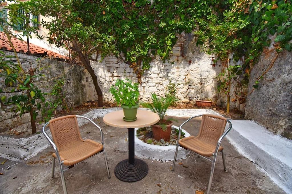 Apartment Traditional House With Ivy Garden