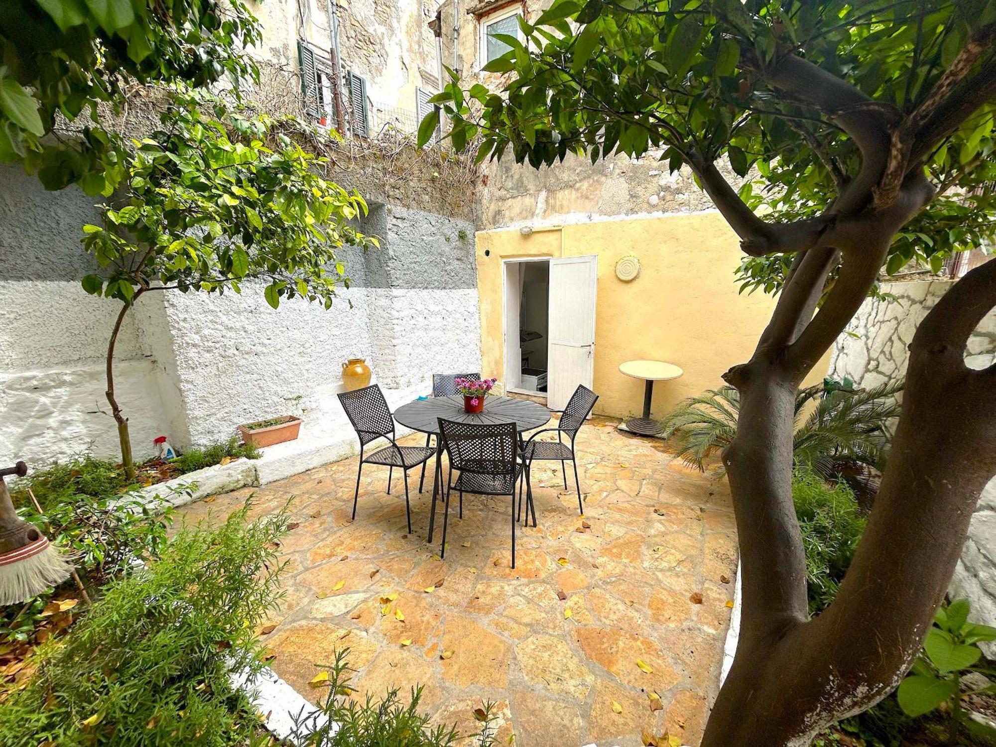 Traditional House With Ivy Garden Apartment *